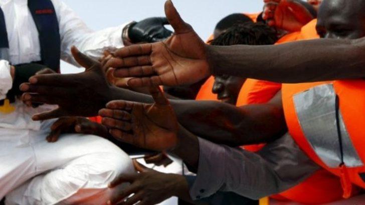 'Libya açıklarında yüzlerce göçmen taşıyan gemi battı'