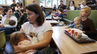 Budapeşte'de McDonalds'a emzirme protestosu