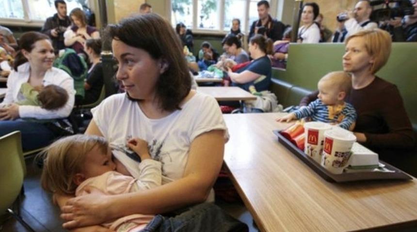 Budapeşte'de McDonalds'a emzirme protestosu