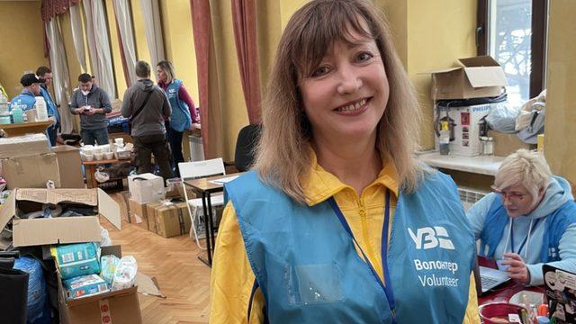 İrene, Lviv garında gönüllü olarak çalışıyor.