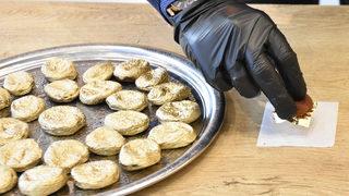 Altınla kaplı kayısı görenleri şaşırtıyor! Tanesi 200 TL, kilosu 10 bin TL'den satılıyor