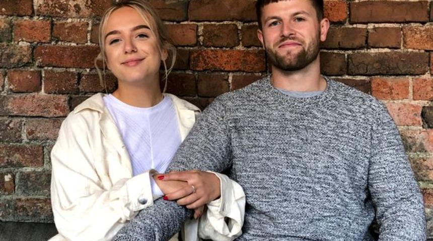 Televizyonda üçlü ilişki! Partnerinin başka bir erkeği öpmesine dayanamadı