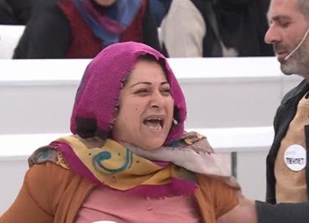 Esra Erol'un canlı yayında ortalık karıştı! Yerinden fırlayıp saldırmaya &ccedil;alıştı