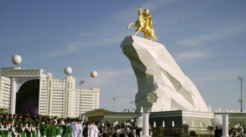 T&uuml;rkmen liderinin 21 metrelik altın heykeli dikildi