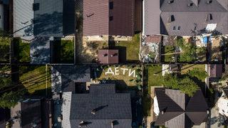 Yürek burkan önlem! Rus saldırılarından korunmak için evlerinin bahçesine “Çocuk var” yazdılar