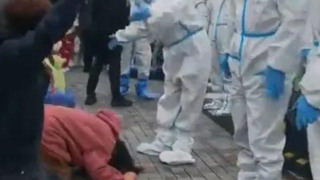 Dünya bu görüntüleri konuşuyor! 25 milyonluk Şangay’da evleri karantina merkezine dönüştürülen halk isyan etti