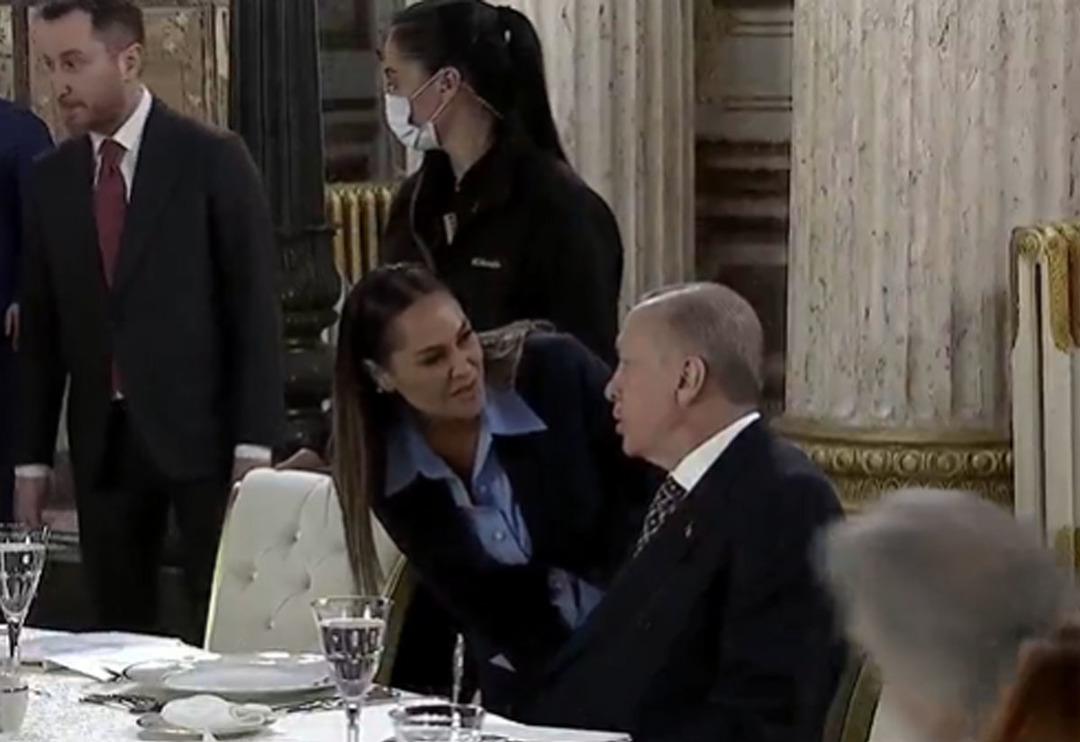 Son Dakika: Cumhurbaşkanı Erdoğan'dan sanat&ccedil;ılarla iftar