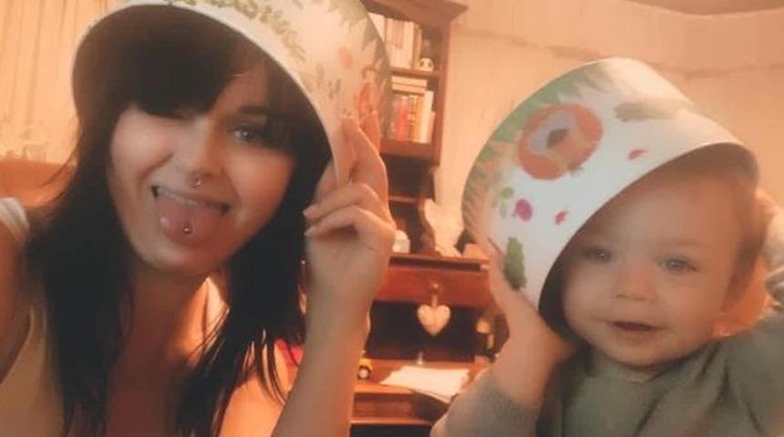 Genç annenin zor anları! ‘Oyuncak ama çocuklar için değil’