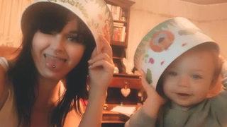 Genç annenin zor anları! ‘Oyuncak ama çocuklar için değil’