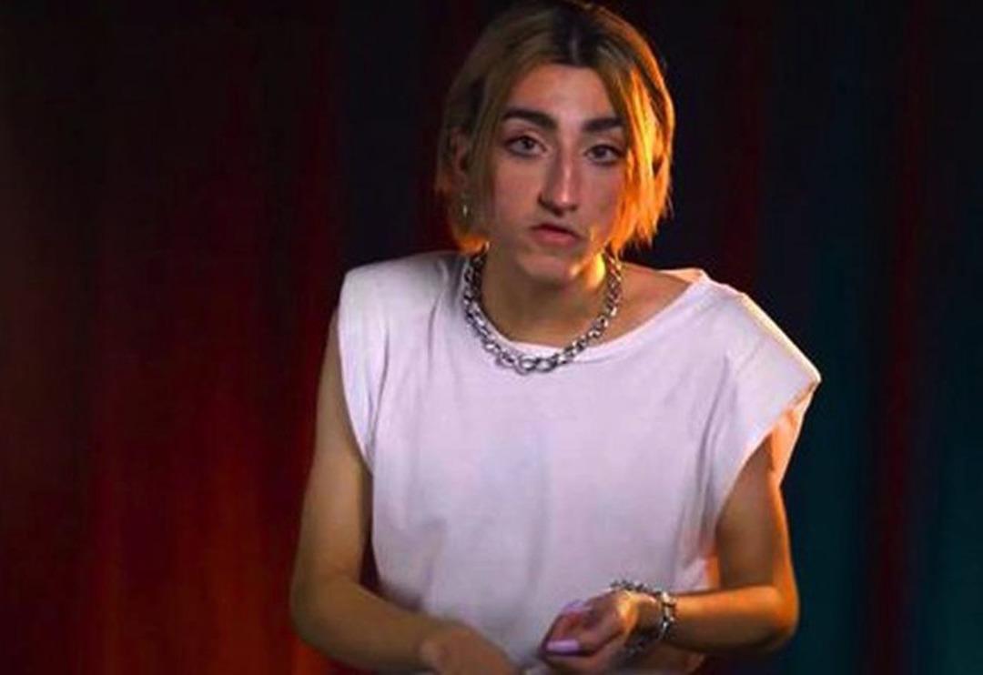 "Ayda 50 bin lira harcıyorum" diyerek g&uuml;ndem olan Mika Raun mini etekli pozuyla olay oldu