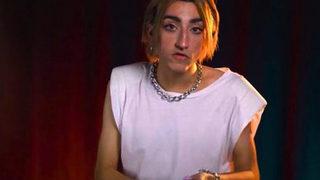 Ayda 50 bin lira harcıyorum diyerek gündem olan Mika Raun mini etekli pozuyla olay oldu