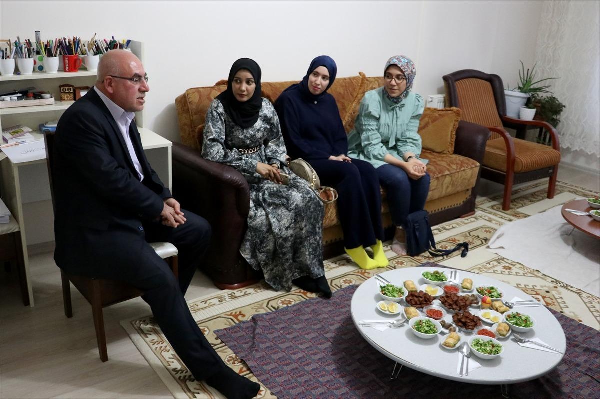 Yabancı &ouml;ğrenciler davet edildikleri evlerde iftar sofrasında aile sıcaklığını yaşıyor