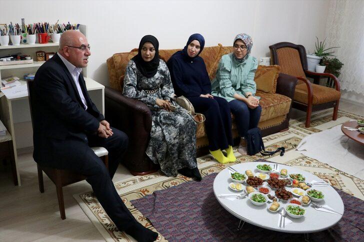 Yabancı öğrenciler davet edildikleri evlerde iftar sofrasında aile sıcaklığını yaşıyor G1