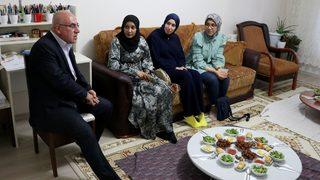 Yabancı öğrenciler davet edildikleri evlerde iftar sofrasında aile sıcaklığını yaşıyor