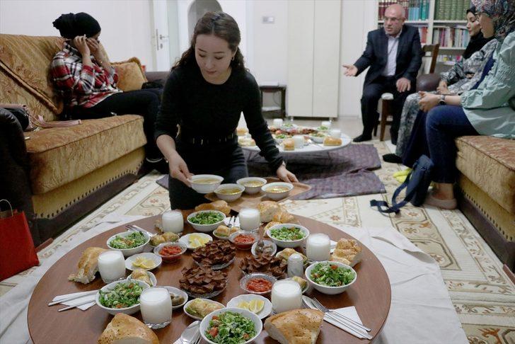 Yabancı öğrenciler davet edildikleri evlerde iftar sofrasında aile sıcaklığını yaşıyor G2