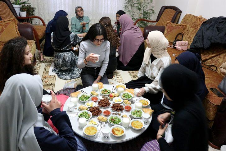 Yabancı öğrenciler davet edildikleri evlerde iftar sofrasında aile sıcaklığını yaşıyor G3