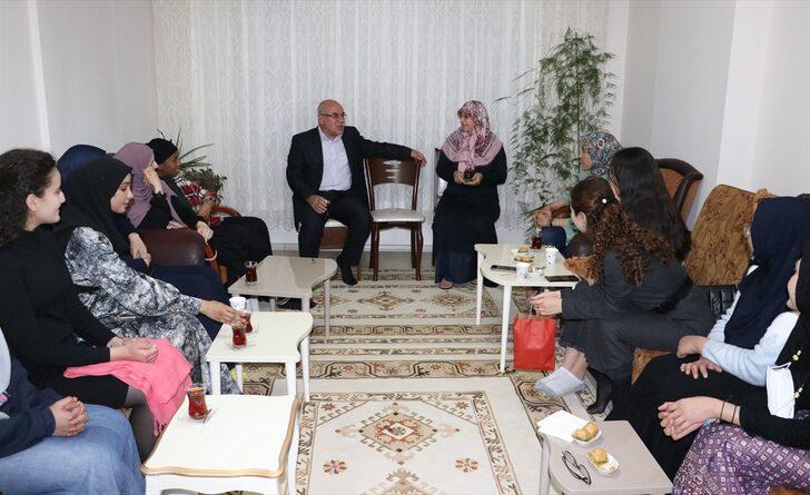 Yabancı öğrenciler davet edildikleri evlerde iftar sofrasında aile sıcaklığını yaşıyor G4