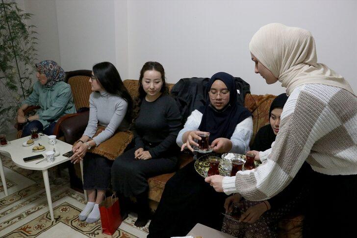Yabancı öğrenciler davet edildikleri evlerde iftar sofrasında aile sıcaklığını yaşıyor G5