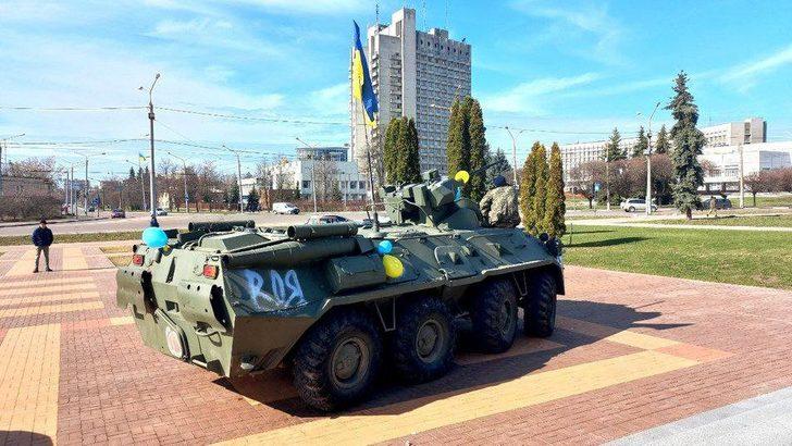 Ruslardan ele geçirilen zırhlı araç, Ukrayna’da gelin arabası oldu