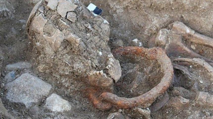 Fransa'da prangaya vurularak g&ouml;m&uuml;lm&uuml;ş iskeletler bulundu