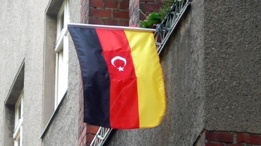 Almanya'da şoke eden &ouml;neri: Yabancılar evde de Almanca konuşsun