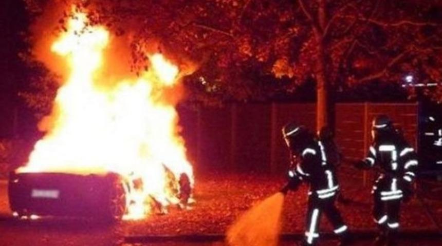 Yeni modelini almak için Ferrari'sini yaktırdı