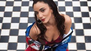 Öykü Gürman'dan dekolte yorumu! Frikik veririm diye...