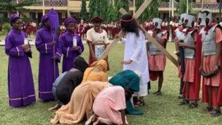 Çarmıha germe sahnesini canlandırıyordu! Sonu felaketle bitti, görenler şovun parçası zannetti