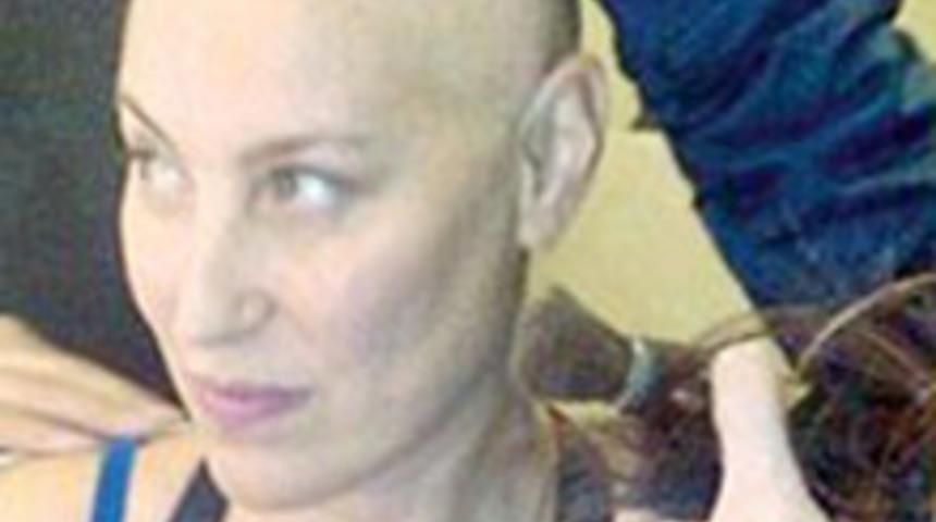 Sa&ccedil;larına Veda Etti