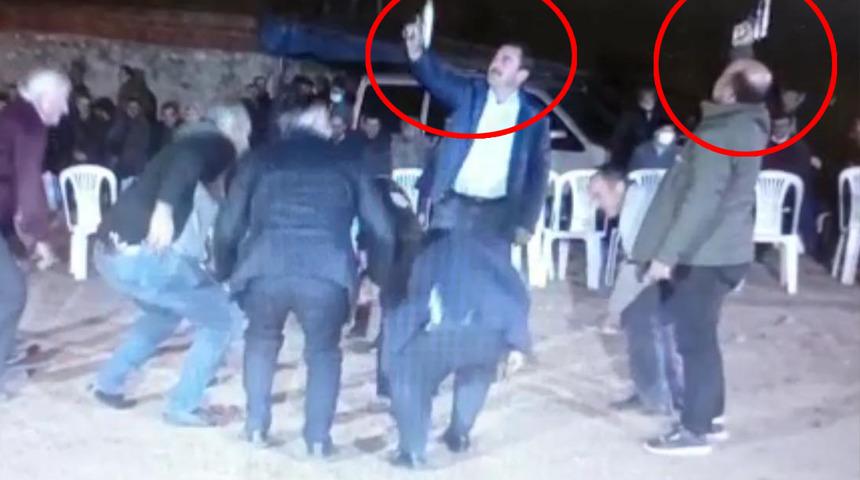 4 muhtar ellerinde silahlarla böyle görüntülendi! Şoke eden anlar…