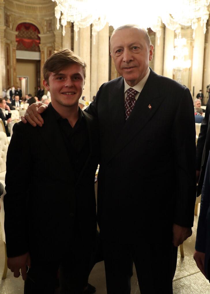 Ünlülerden iftar açıklaması! "Sanatçı politik fikirlerini içinde saklar" G5