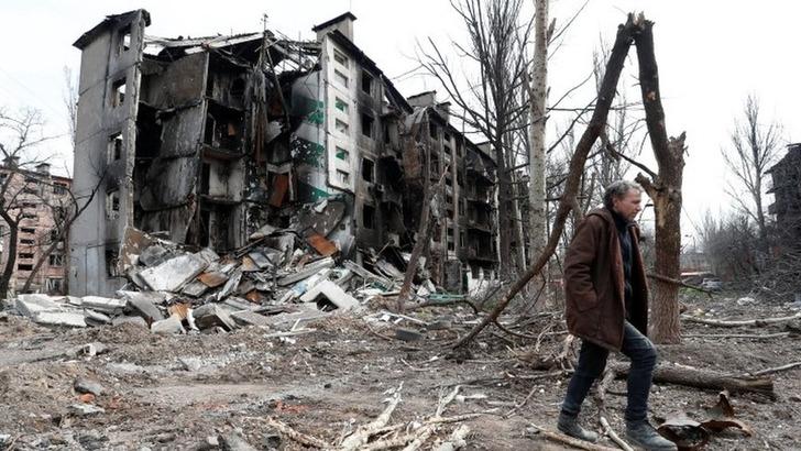 Ukrayna savaşı: Rusya'nın Lviv'deki saldırılarında en az 6 kişi hayatını kaybetti, Mariupol'de direniş sürüyor