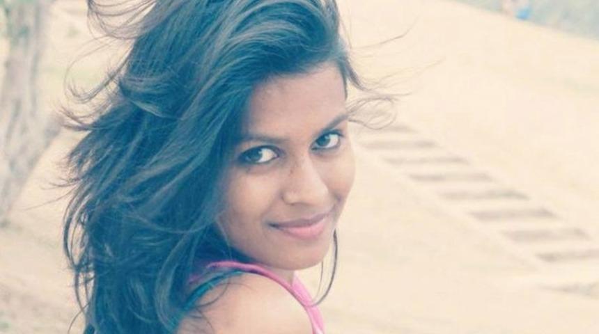 Tecav&uuml;zc&uuml;yle tek başına savaştı, 50 kişi izledi