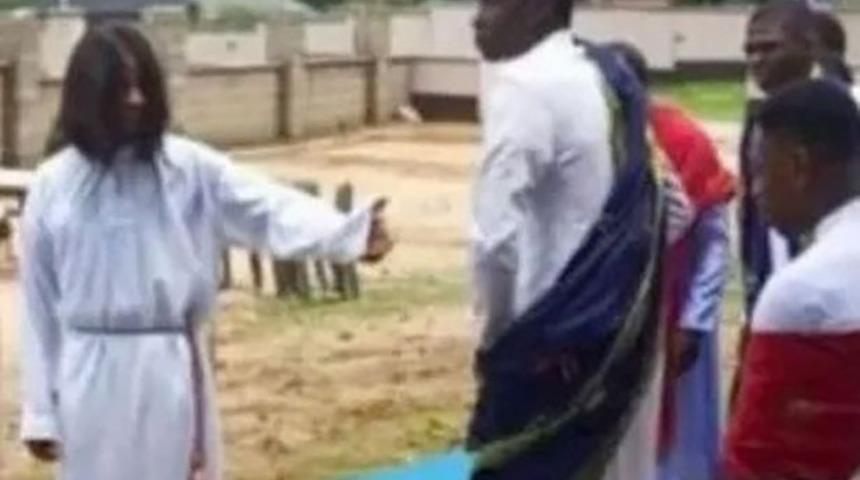 Üniversite oyununda akılalmaz olay! İsa'nın ölümü canlandırılırken can verdi, seyirci oyunun parçası sandı