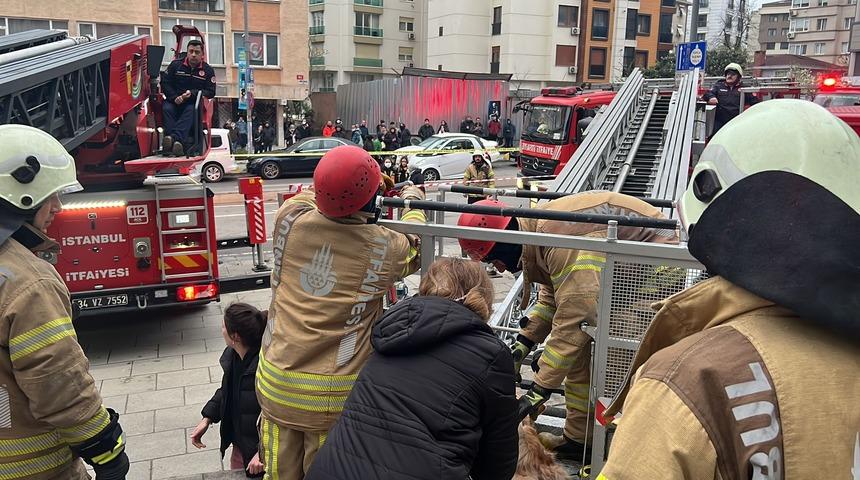 Kadıköy'de istinat duvarı çöktü! 6 katlı bina tahliye edildi