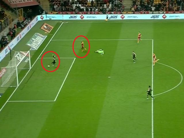 Ne yaptın Babel! Galatasaray maçındaki boş kaleye giden top...