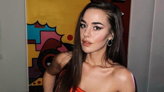 Cam Tavanlar'ın Leyla'sı Bensu Soral güzelliğiyle büyüledi! Kutu bebek gibi