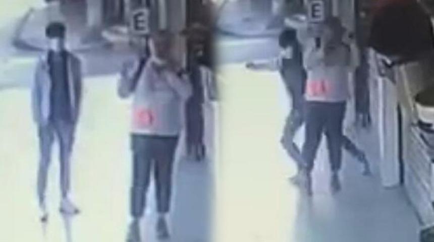 Sokakta y&uuml;r&uuml;yen kadına sessizce yaklaştı, telefonu &ccedil;aldı ka&ccedil;tı! Hırsızlık anı kamerada