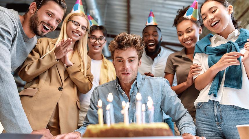 İşyerinde doğum günü kutlanan çalışan dava açtı, 450 bin dolar kazandı