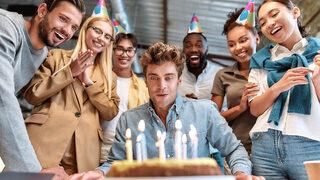 İşyerinde doğum günü kutlanan çalışan dava açtı, 450 bin dolar kazandı