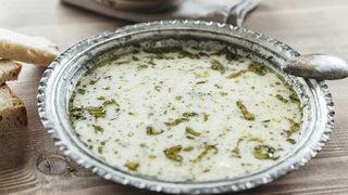 Klasik bir lezzet yayla çorbası nasıl yapılır? Zuhal Topal'la Yemekteyiz yayla çorbası tarifi ve malzemeleri!