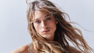 Miss Turkey 2015 birincisi Ecem Çırpan kırmızı mayosuyla sere serpe uzanarak güneşlendi