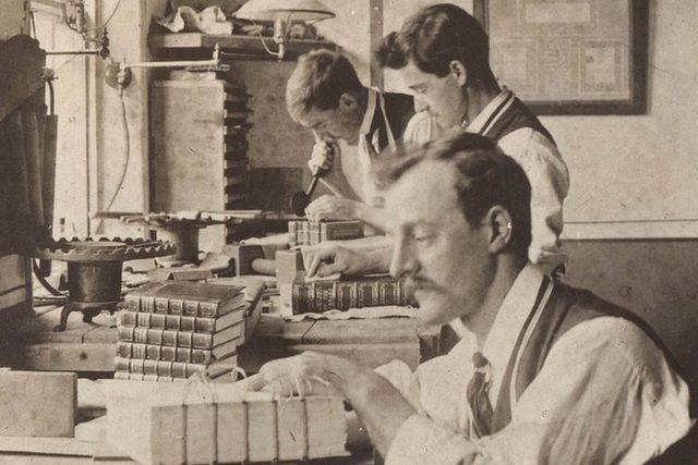 Francis Sangorski (önde) ve George Sutcliffe (ortada) kitap kaplama şirketlerini 1901 yılının Ekim ayında kurdular.