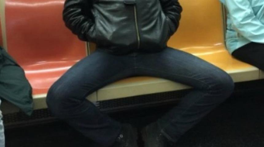 Metroda bacağını ayırıp oturan iki adam gözaltına alındı!