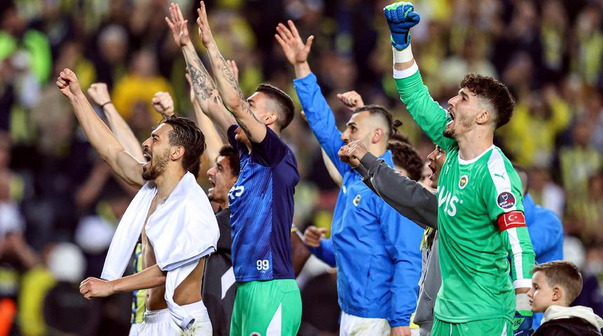 Şaka değil gerçek! Türkiye'ye dönen Berke Özer, 10 dakika içinde iki farklı takıma imza attı! İlk maçında Fenerbahçe'ye karşı sahaya çıkacak...