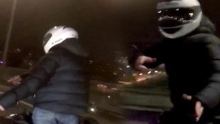 Adeta ölümle dans etti! Motosiklet sürücüsünün şovu yürekleri ağza getirdi