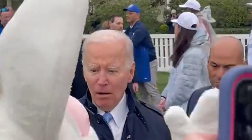 Biden'a 'Paskalya tavşanı' şoku! Neye uğradığını şaşırdı, hızla uzaklaştı