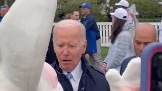 Biden'a 'Paskalya tavşanı' şoku! Neye uğradığını şaşırdı, hızla uzaklaştı
