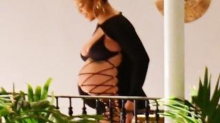 Yeni doğum yapmıştı! Rihanna'nın üçüncü bebeğini beklediği iddiası olay oldu!