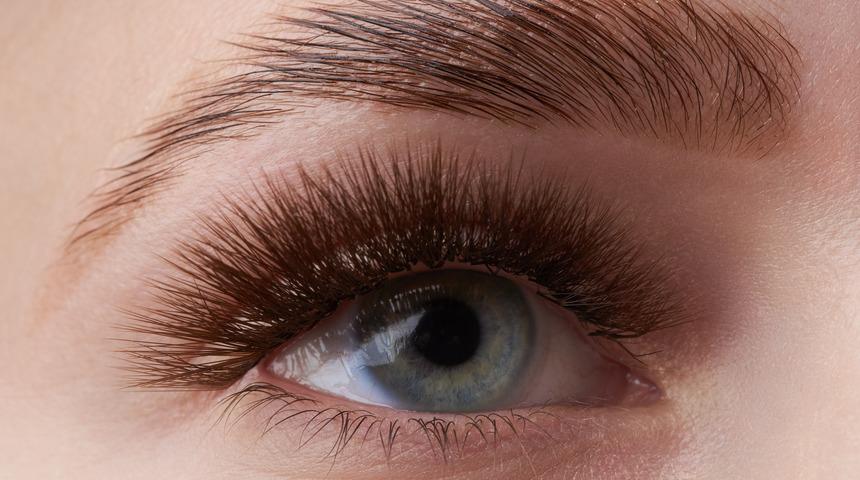 Kaş ve göz estetiğiyle yaza daha genç girebilirsiniz